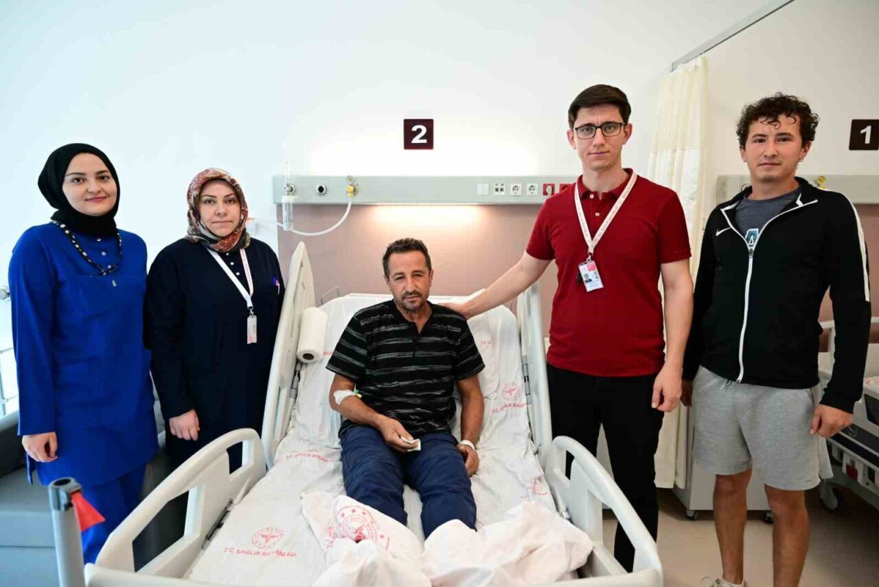 Antalya'da çekiç kullanırken gözüne metal parça isabet eden hastaya, Antalya