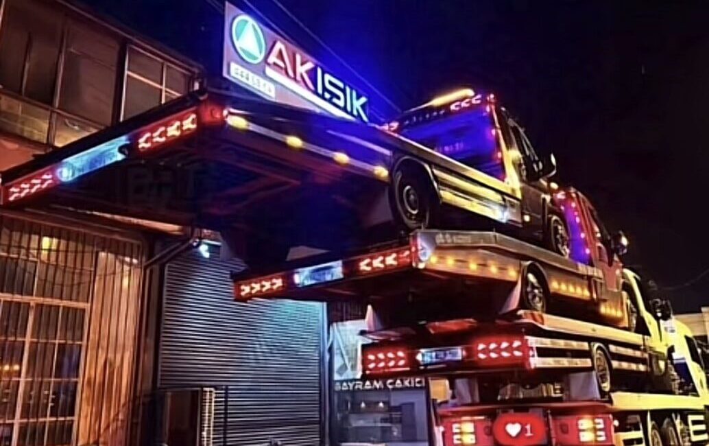 Sakarya'nın Erenler ilçesinde, 3 oto kurtarıcıyı üst üste yükleyen bir