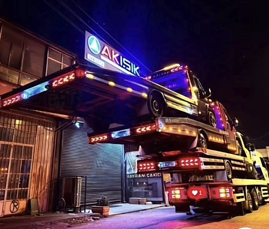 Sakarya'nın Erenler ilçesinde, 3 oto kurtarıcıyı üst üste yükleyen bir