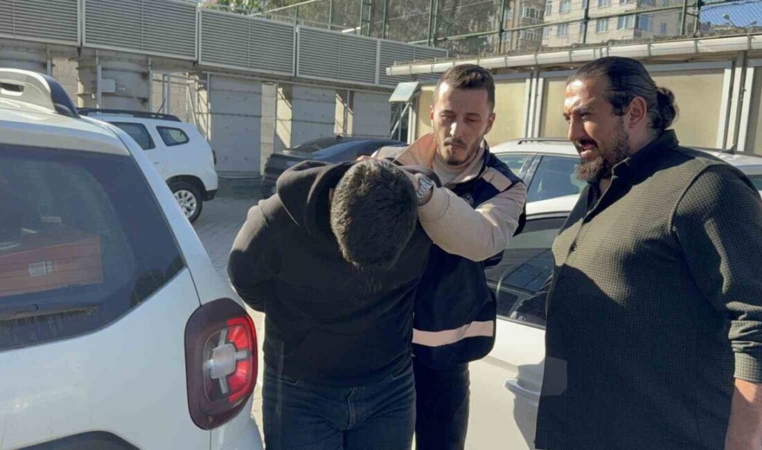 Samsun’da Tüfekle Gerçekleşen Ölüm Olayında 4 Şüpheli Adliyeye Sevk Edildi Samsun'da bir genç, arkadaşlarıyla yolculuk sırasında tüfekle vurularak hayatını kaybetti.