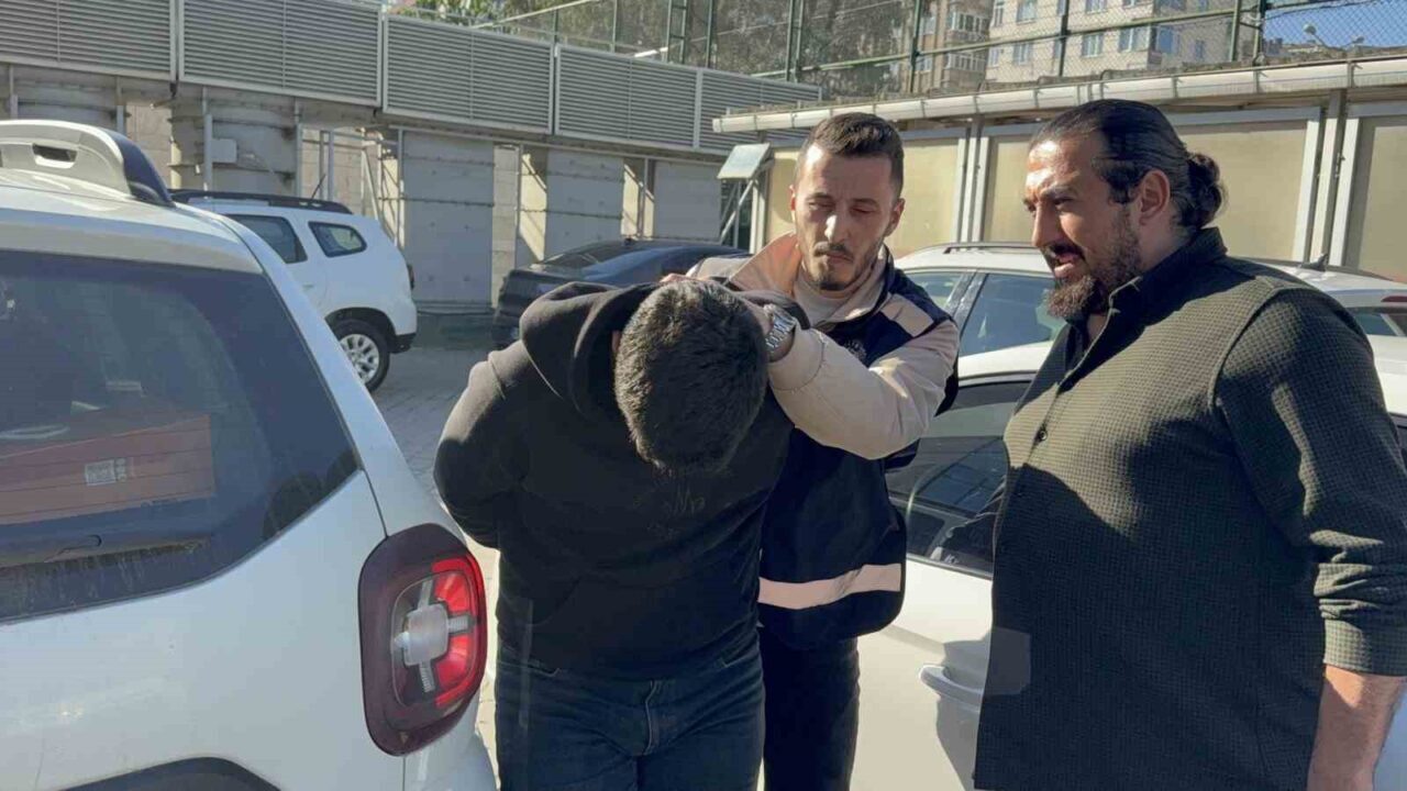 Samsun'da bir genç, arkadaşlarıyla yolculuk sırasında tüfekle vurularak hayatını kaybetti.