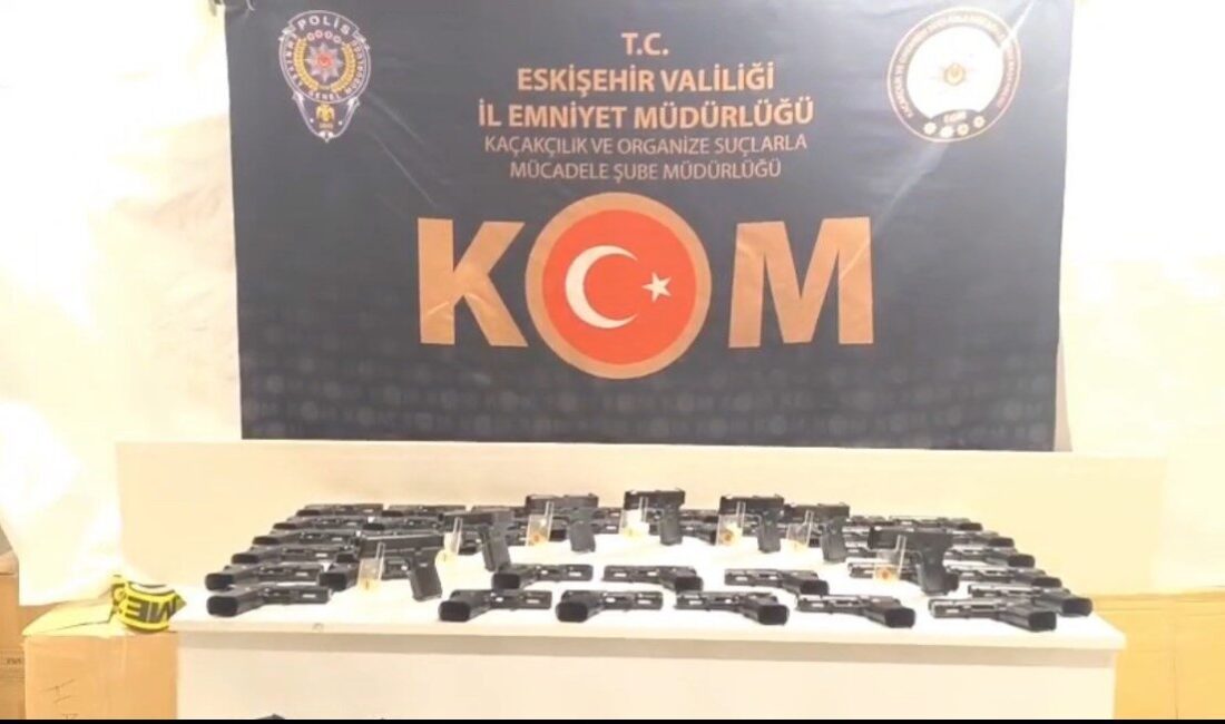 Eskişehir’de Yapılan Operasyonda Arıza Yapan Araçta 480 Tabanca ve Çok Sayıda Silah Parçası Ele Geçirildi Eskişehir'de polis, bir çekici üzerindeki araçta yaptığı aramada 480 tabanca