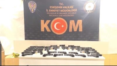 Eskişehir'de polis, bir çekici üzerindeki araçta yaptığı aramada 480 tabanca