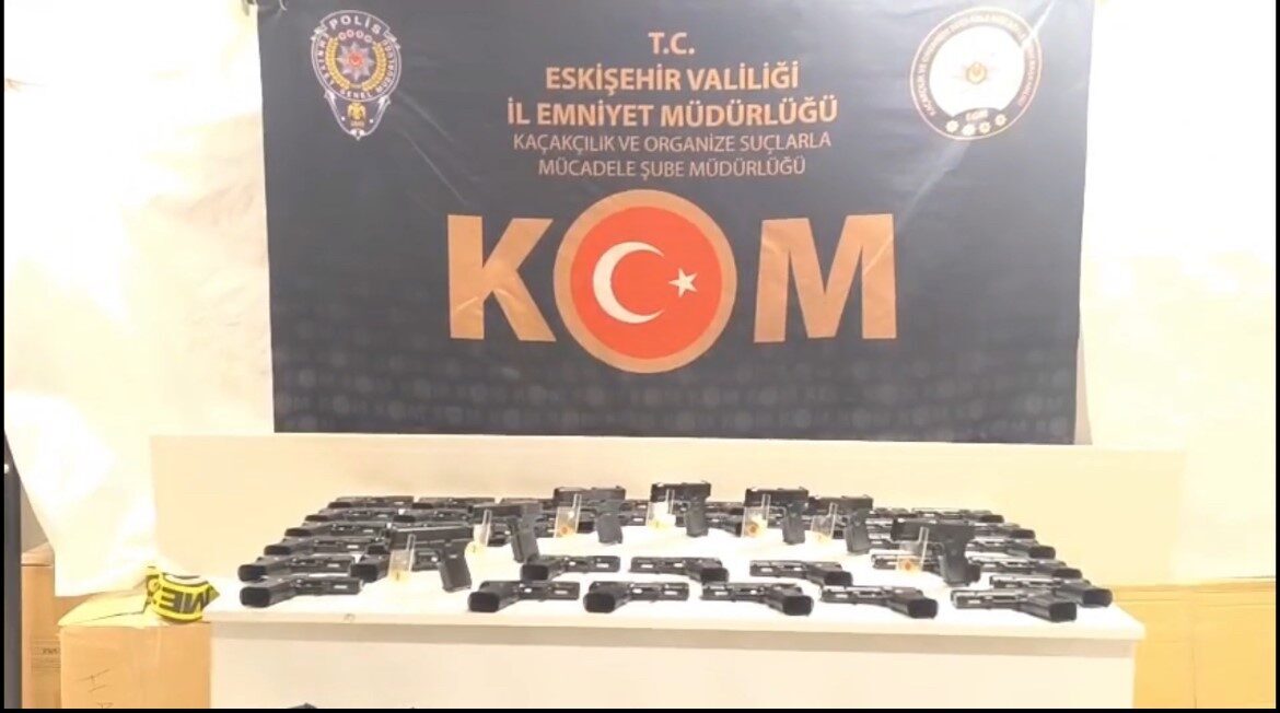 Eskişehir’de Yapılan Operasyonda Arıza Yapan Araçta 480 Tabanca ve Çok Sayıda Silah Parçası Ele Geçirildi Eskişehir'de polis, bir çekici üzerindeki araçta yaptığı aramada 480 tabanca