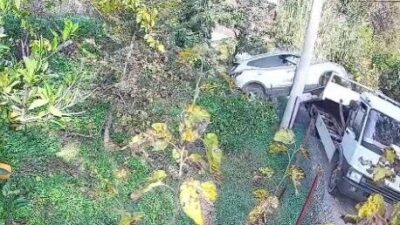 Antalya'nın Muratpaşa ilçesinde, geri viteste bırakılan otomobil, sürücüsünün gaza basmasıyla