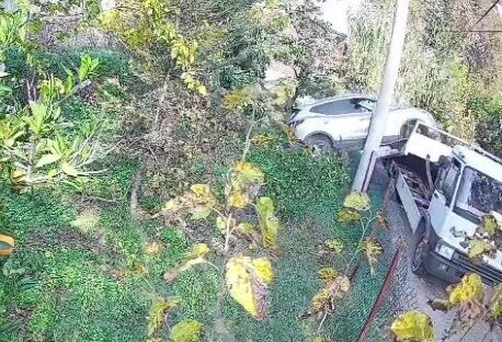 Antalya’da çekiciye yüklenirken geri viteste unutuğun araç, sürücüsünün gaza basması sonrası devrildi: İki kişi yaralandı. Antalya'nın Muratpaşa ilçesinde, geri viteste bırakılan otomobil, sürücüsünün gaza basmasıyla