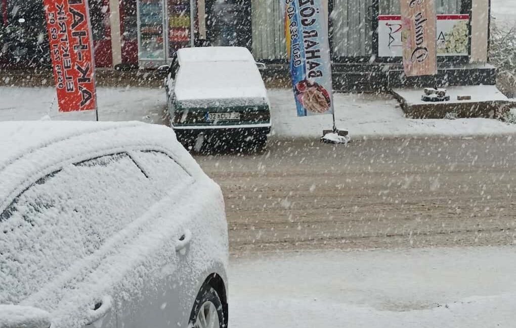 Çelikhan’da Yılın İlk Karı Yağdı, Sürücülere Uyarı Geldi Adıyaman’ın Çelikhan ilçesinde yılın ilk karı sabah saatlerinde yağmaya başladı.
