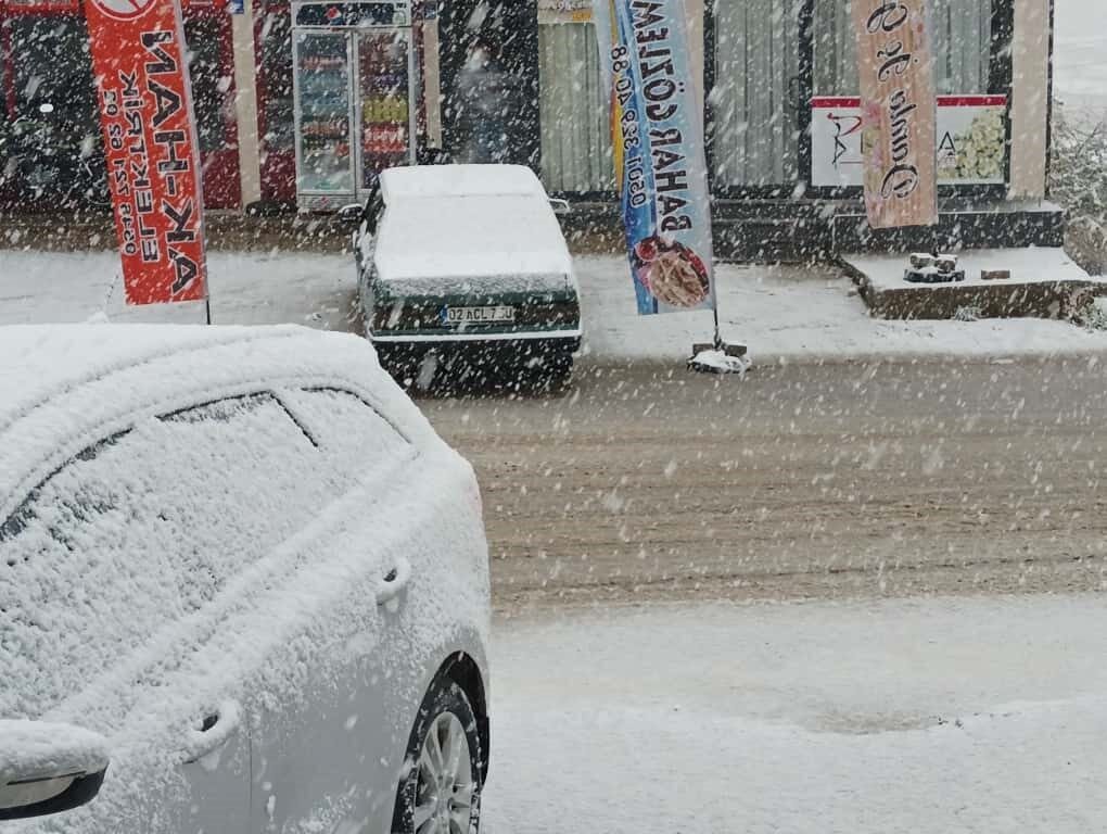 Adıyaman’ın Çelikhan ilçesinde yılın ilk karı sabah saatlerinde yağmaya başladı.