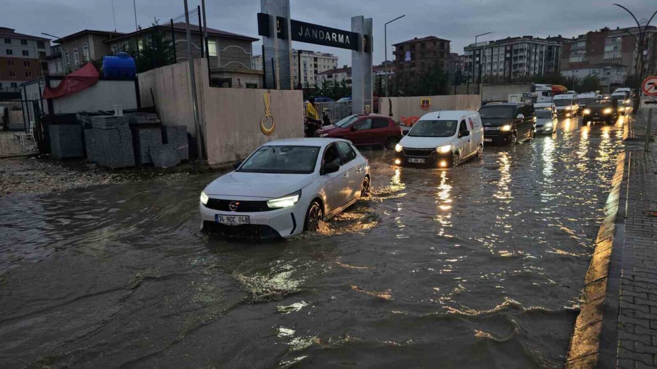 Çerkezköy'de akşam saatlerinde aniden başlayan sağanak yağış, caddeleri göle çevirerek