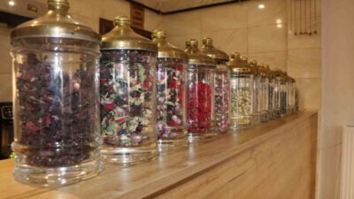 Sivas'taki bir kafede, 50 çeşit özgün isimli bitki çayı büyük