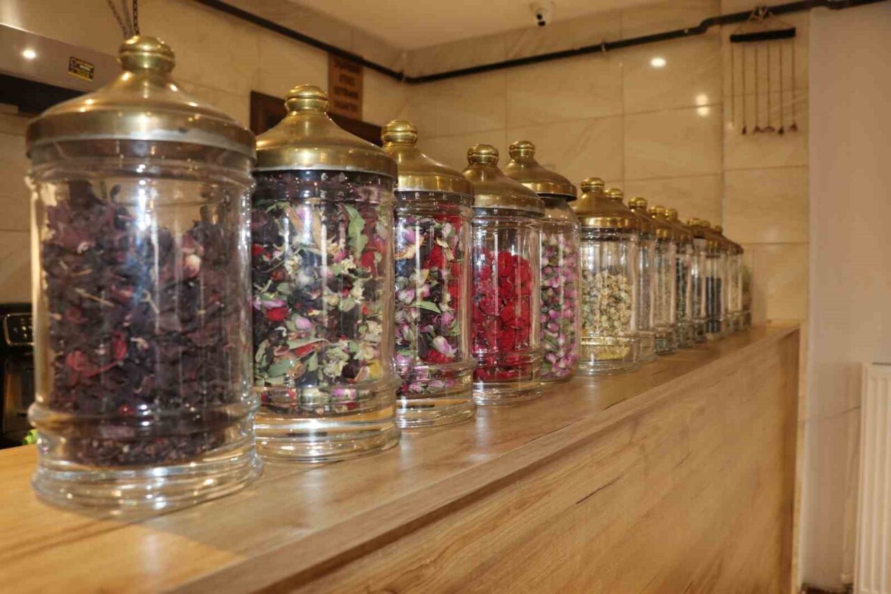 Sivas'taki bir kafede, 50 çeşit özgün isimli bitki çayı büyük