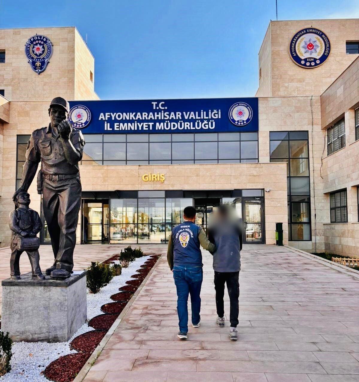 Afyonkarahisar’da Aranan İki Şahsın Polis Tarafından Yakalanması Sağlandı