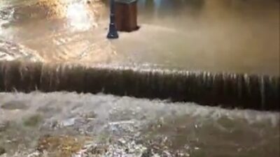 İzmir'in Çeşme ilçesinde sağanak yağış nedeniyle cadde ve sokaklar suyla