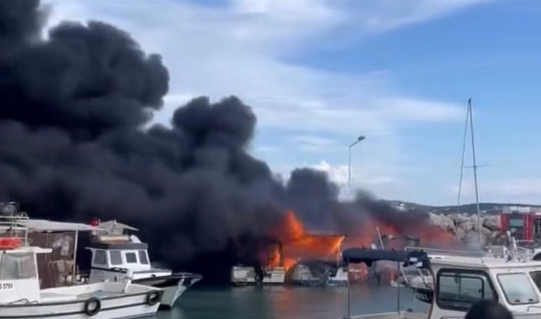 İzmir'in Çeşme ilçesindeki Ilıca Yıldızburnu Plajı'nda bir teknede başlayan yangın