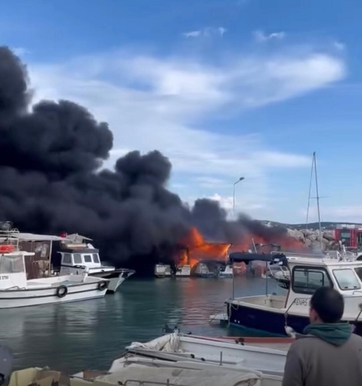 İzmir'in Çeşme ilçesindeki Ilıca Yıldızburnu Plajı'nda bir teknede başlayan yangın