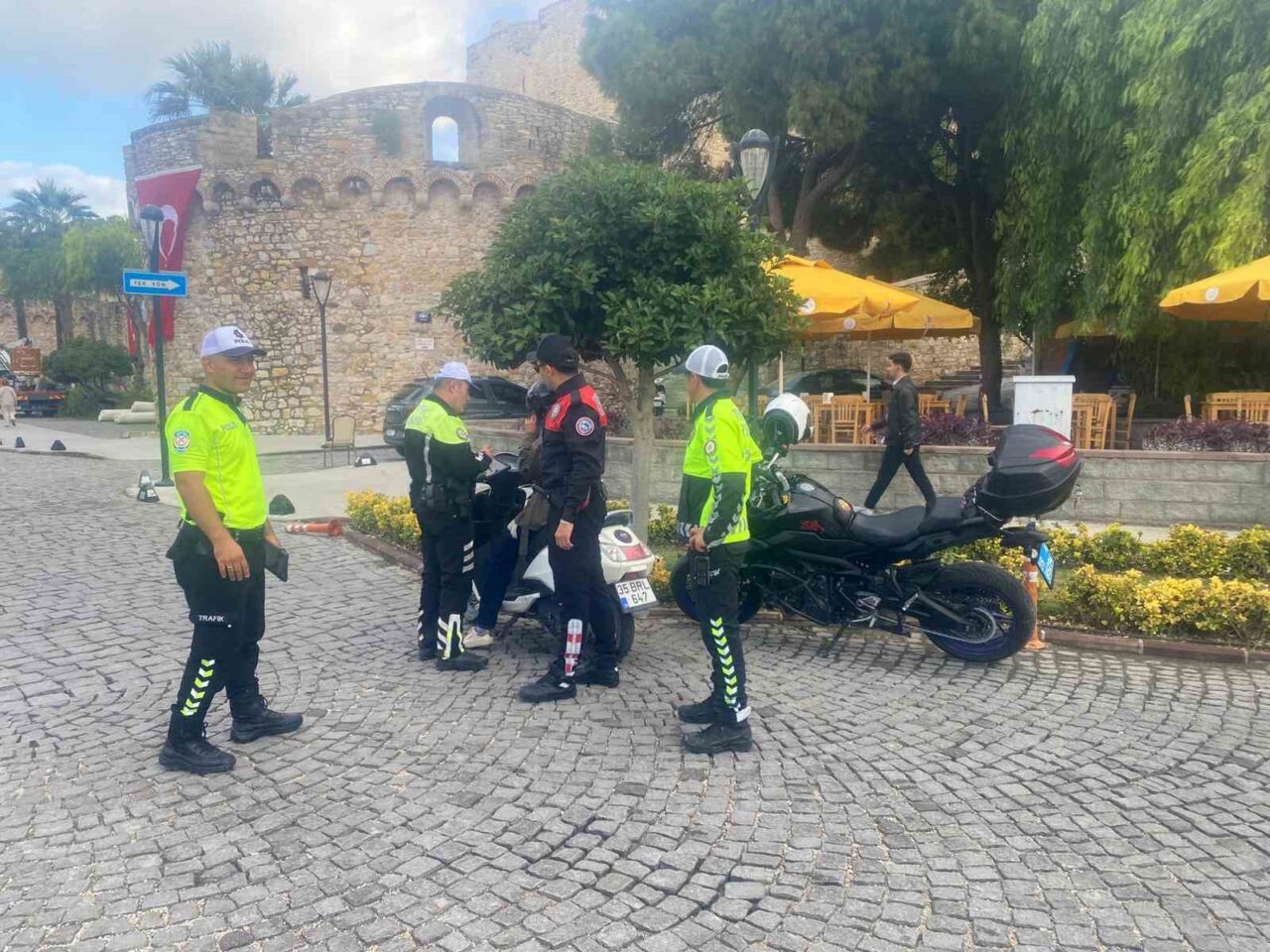 İzmir'in Çeşme ilçesinde yapılan motosiklet denetimlerinde, trafik ekipleri 150 sürücüye