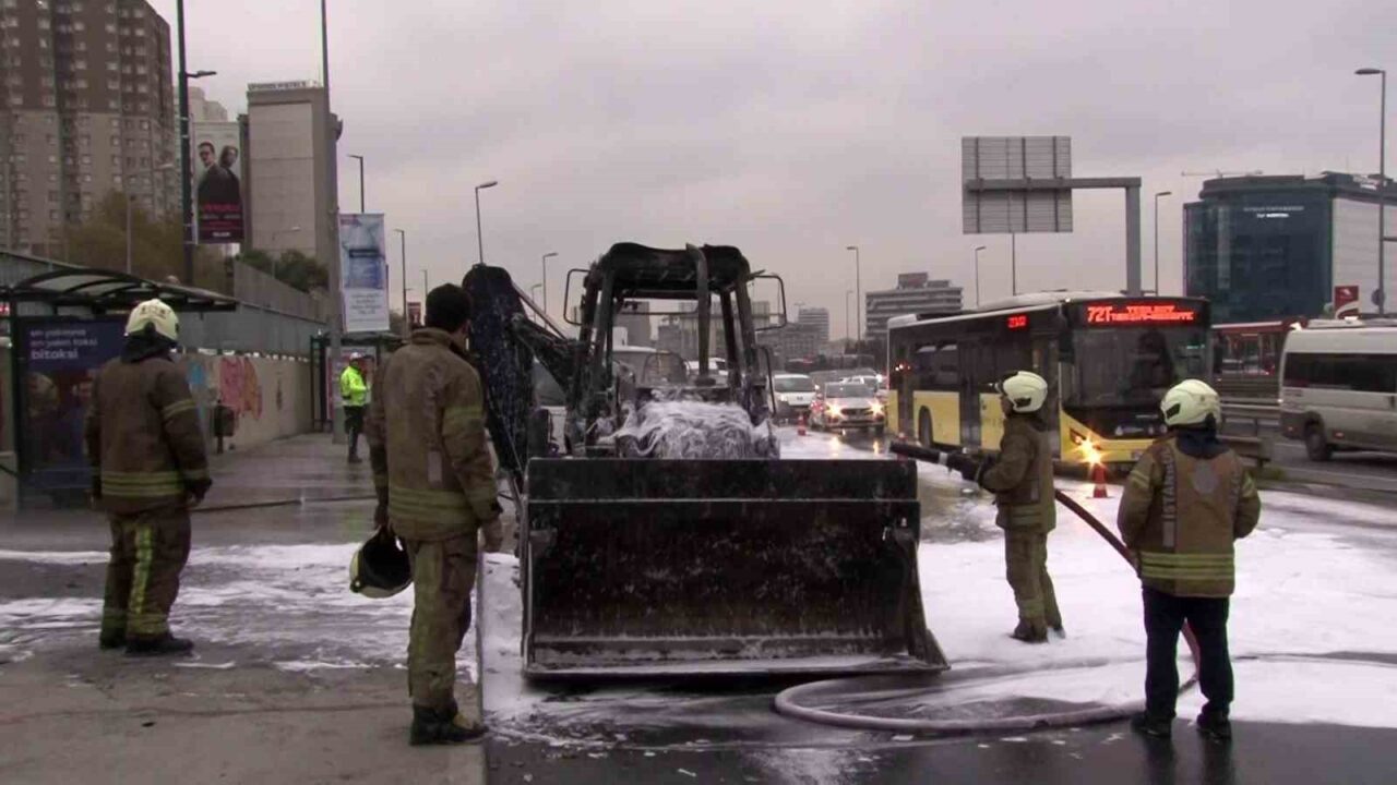 İstanbul Cevizlibağ'da E5'te bir iş makinesi, sabah saatlerinde bilinmeyen bir