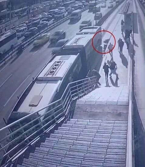 Cevizlibağ Metrobüs Durağındaki Feci Kaza: Yürüme Engelli Hüseyin C. Hayatını Kaybetti Cevizlibağ metrobüs durağında tekerlekli sandalyedeki Hüseyin C. (57), yola düşerek