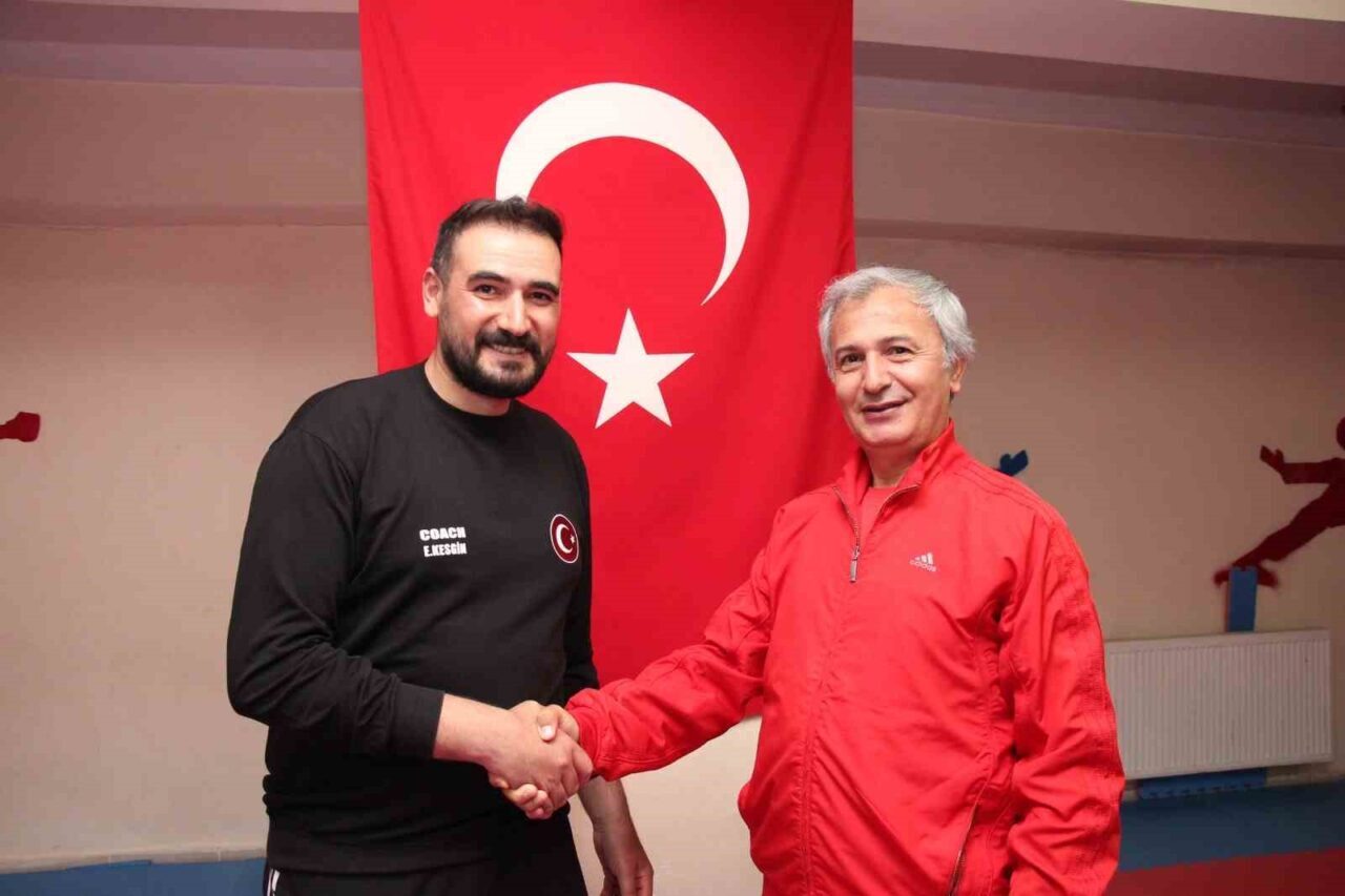 Milli Takım Antrenörü Ekrem Keskin, Oltu'daki spor salonunda 25 yıl