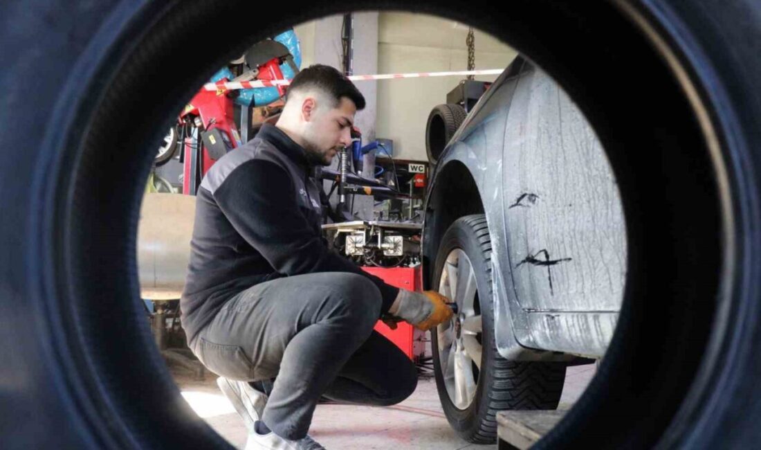 Kış Lastiği Zorunluluğu Başladı: Ceza Uygulamaları ve Denetimler Devam Ediyor Sakarya'da ticari araçlar için kış lastiği takma zorunluluğu 15 Kasım