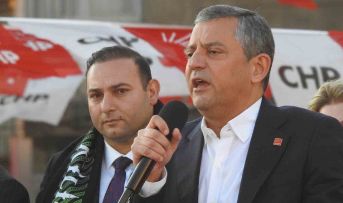 Özgür Özel: “İktidarı Değiştirecek ve Parlamenter Sistemi Yeniden Kuracağız” CHP Genel Başkanı Özgür Özel, Kilis'teki mitingde, emekli maaşlarının eridiğini