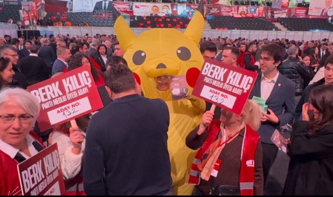 CHP Kurultayı’na Pikachu Kostümüyle Katılan Kişi Dikkat Çekti Cumhuriyet Halk Partisi'nin 39. Olağan Kurultayı'nda, Pikachu kostümü giymiş bir