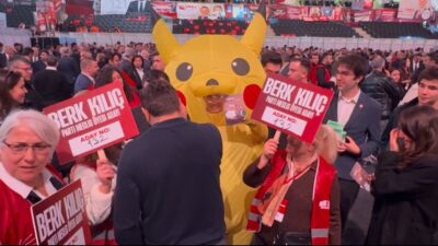 Cumhuriyet Halk Partisi'nin 39. Olağan Kurultayı'nda, Pikachu kostümü giymiş bir