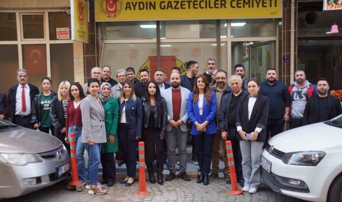 CHP’li Belediye Temsilcileri Aydın Gazeteciler Cemiyeti’ni Ziyaret Etti Aydın'daki CHP'ye bağlı 10 ilçe belediyesi basın temsilcileri, Aydın Gazeteciler