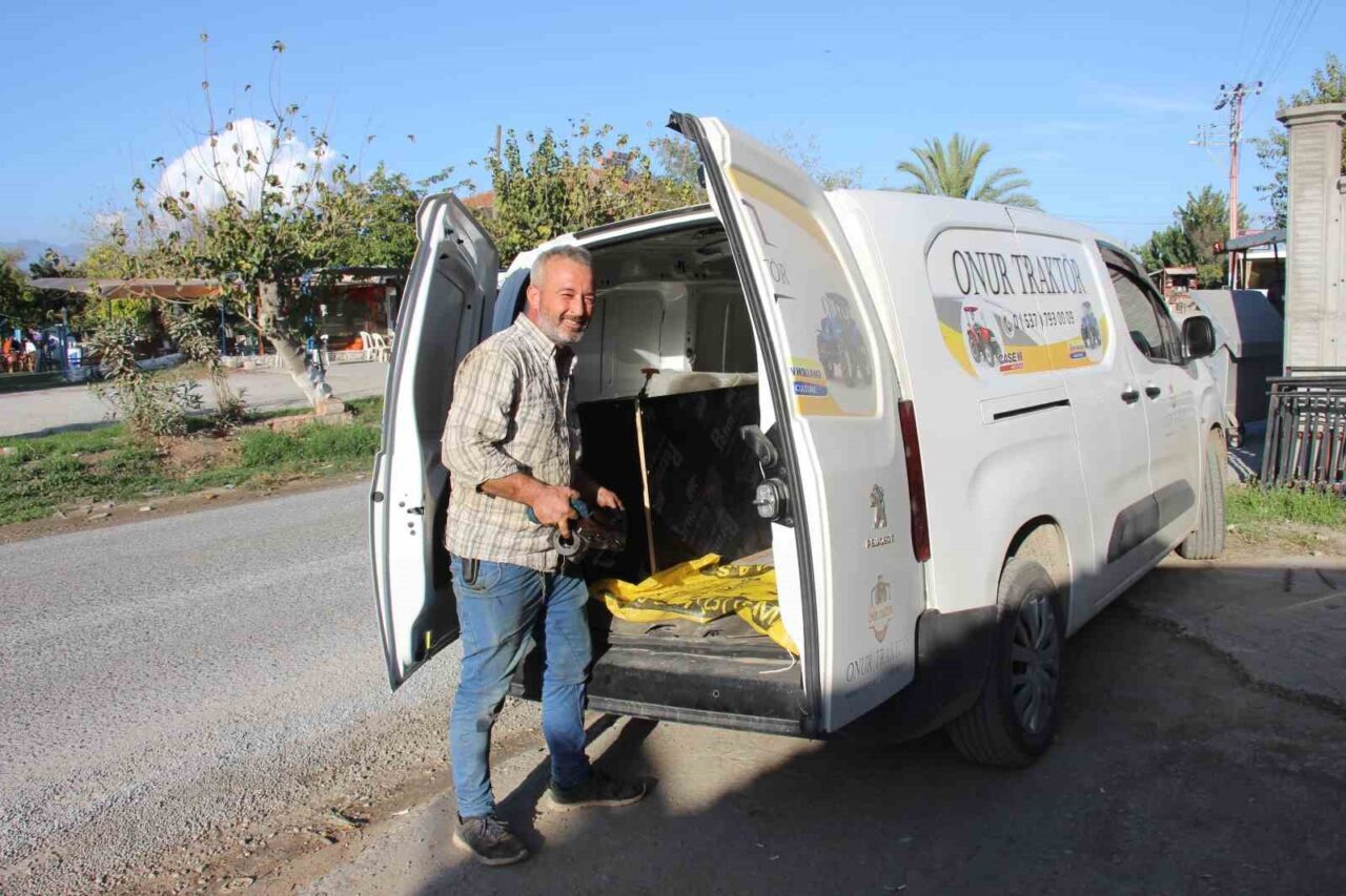 Aydın'da Mehmet Karapıçak, emekliliğinin ardından seyyar traktör tamirciliği yaparak çiftçilere