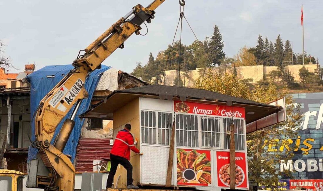 Kahramanmaraş’ta Çiğköfte Dükkanına Deterjan Kabı ile Sos Dökülmesi Sonrası 250 Bin Lira Ceza ve Kapatma İşlemi Gerçekleştirildi Kahramanmaraş'ta bir çiğköfte dükkanında deterjan kabından sos dökme skandalı sonrası