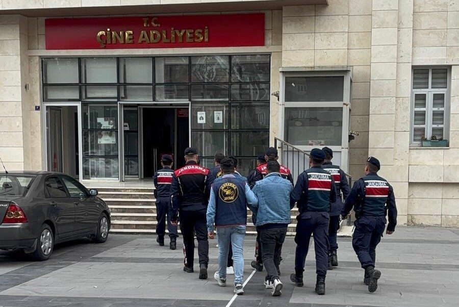 Çine’deki Maden İşletmesinde Hırsızlık Olayına Karışan 14 Şüpheli Gözaltına Alındı Aydın'ın Çine ilçesindeki bir maden işletmesinde gerçekleşen hırsızlıkla ilgili 14