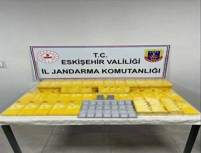 Cinsel ürünler, sigara ve tabancaları kaçak olarak satmayı planlayan şahısları jandarma yakaladı