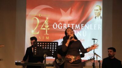 Cizre'de 24 Kasım Öğretmenler Günü, Atatürk büstüne çelenk bırakılmasıyla başladı.