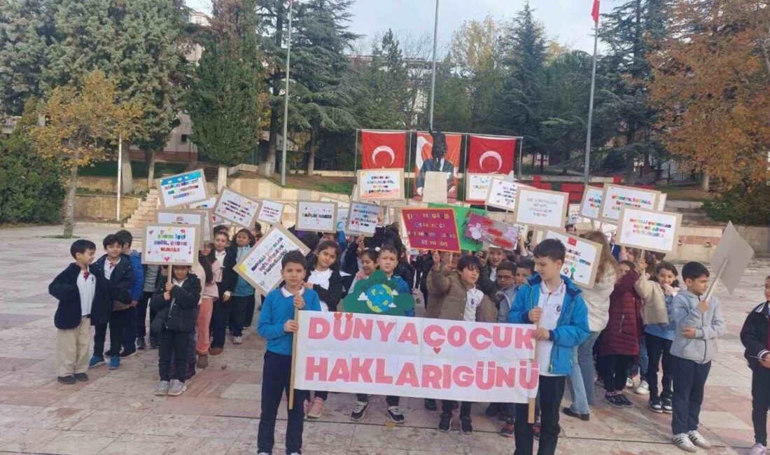 Bilecik'te Atatürk İlkokulu öğrencileri, Dünya Çocuk Hakları Günü'nde Cumhuriyet Meydanı'na