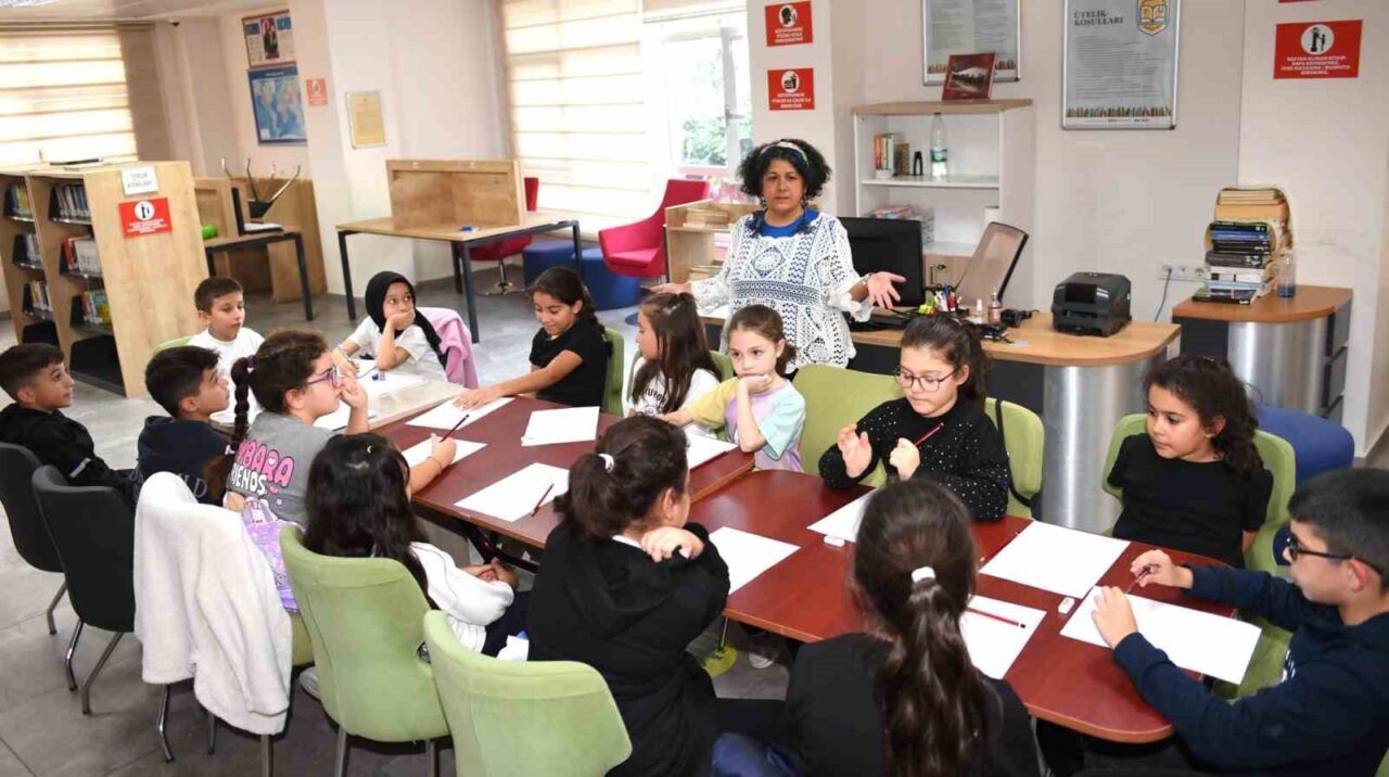 Osmangazi Belediyesi'nin düzenlediği Küçük Yazarlar Atölyesi'nde çocuklar, eğlenceli etkinliklerle okuma