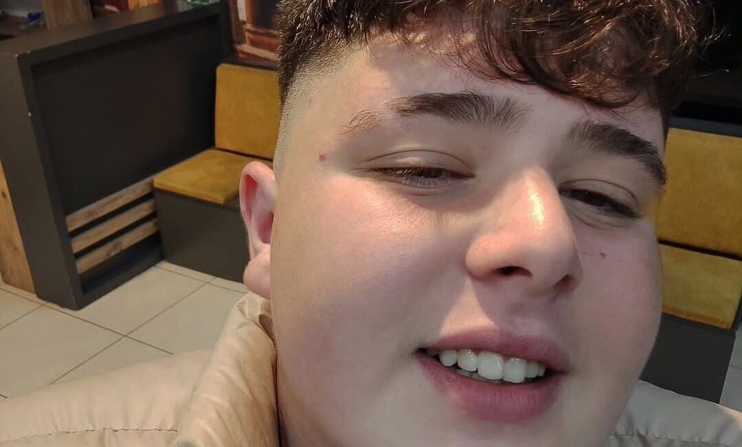 Kahramanmaraş’ta çocuk, şakalaşma sırasında silahla arkadaşını vurup ölümüne sebep oldu. Kahramanmaraş'ta 14 yaşındaki M.K., arkadaşına şakalaşırken kazara ateş ederek onu