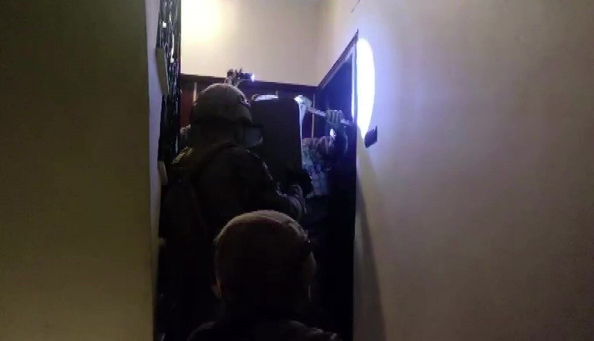 Adana merkezli düzenlenen operasyonda, silah ticareti yapan şebeke çökertildi. 21