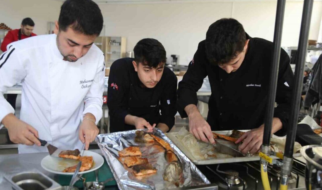 Artvin’de Genç Şefler, Türk Somonunu Gastronomi Dünyasına Taşıdı Artvin’de düzenlenen "Çoruh’un İncisi Somon Yemekleri Yarışması"nda, üniversiteli şef adayları