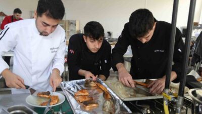 Artvin’de düzenlenen "Çoruh’un İncisi Somon Yemekleri Yarışması"nda, üniversiteli şef adayları