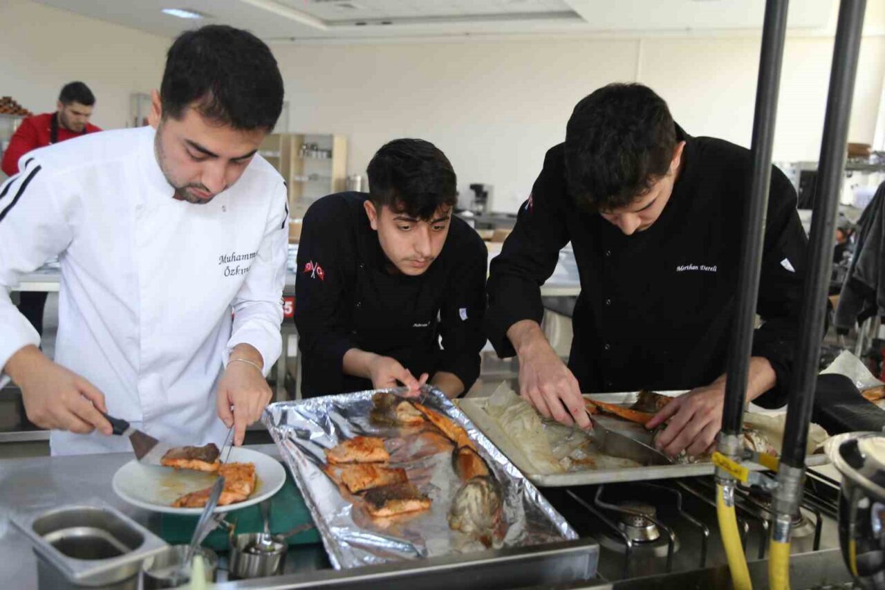 Artvin’de düzenlenen "Çoruh’un İncisi Somon Yemekleri Yarışması"nda, üniversiteli şef adayları