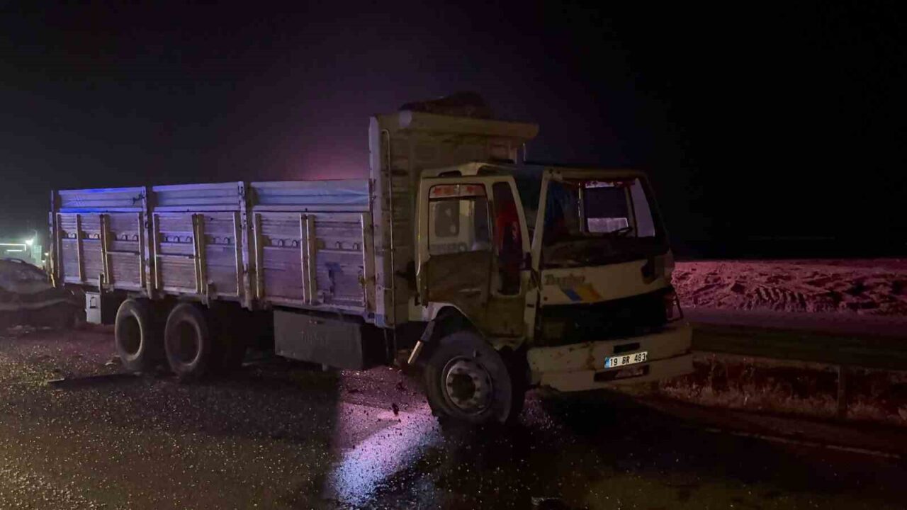 Çorum'un Sungurlu ilçesinde meydana gelen zincirleme trafik kazasında üç kişi