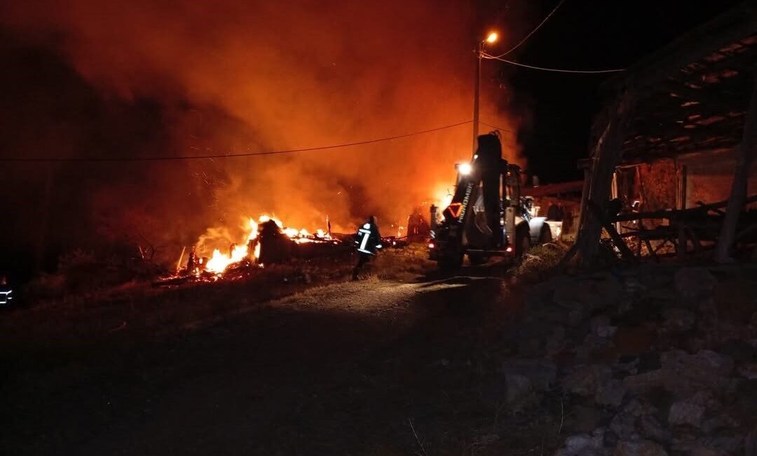 Çorum’un Bayat İlçesinde Yangın Faciası: Ev ve Samanlık Küle Döndü Çorum'un Bayat ilçesinde, Lapalılar Çiftliği'nde meydana gelen yangında bir ev,