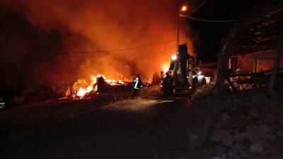 Çorum'un Bayat ilçesinde, Lapalılar Çiftliği'nde meydana gelen yangında bir ev,