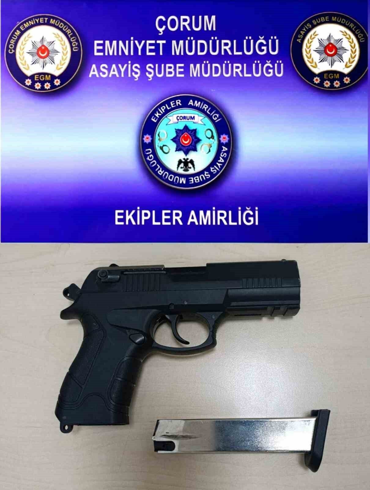 Çorum’da Polis Denetimlerinde 5 Aranan Şahıs Yakalandı, Çok Sayıda Silah ve Uyuşturucu Ele Geçirildi