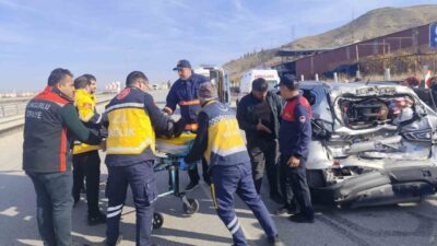 Çorum'un Sungurlu ilçesinde bir cip ile kamyonun çarpışması sonucu 5