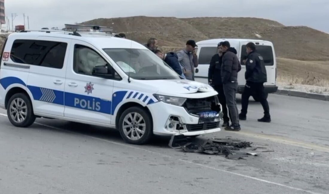 Çorum’da Ekip Aracının Yer Aldığı Trafik Kazasında Bir Polis Memuru Yaralandı Çorum'da Gülabibey Mahallesi'nde bir hafif ticari araç ile ekip aracının