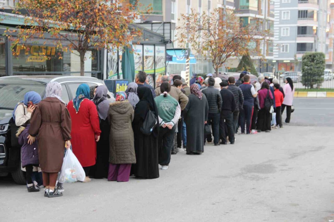 Çorum'da hamsi fiyatları 40 TL'ye düşünce, vatandaşlar balıkçıların önünde uzun