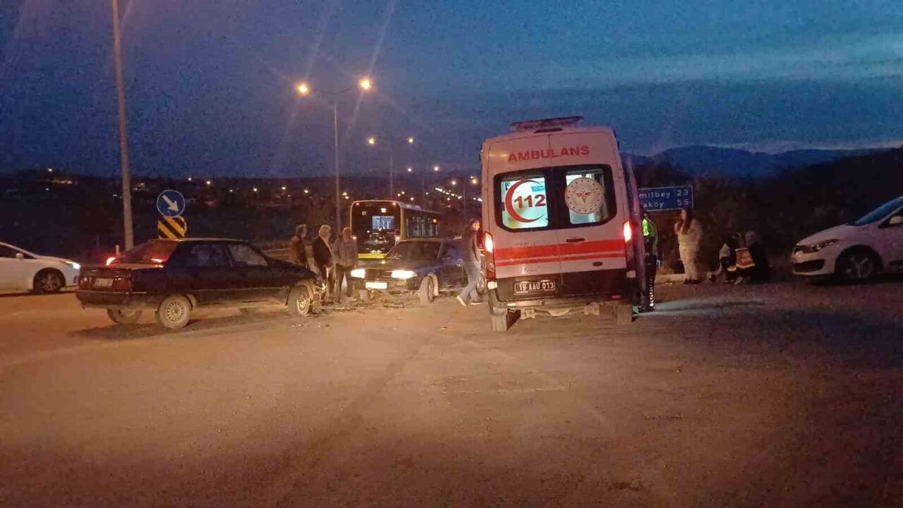 Çorum'un Cemilbey Caddesi'nde meydana gelen trafik kazasında H.A.'nın kullandığı otomobil,