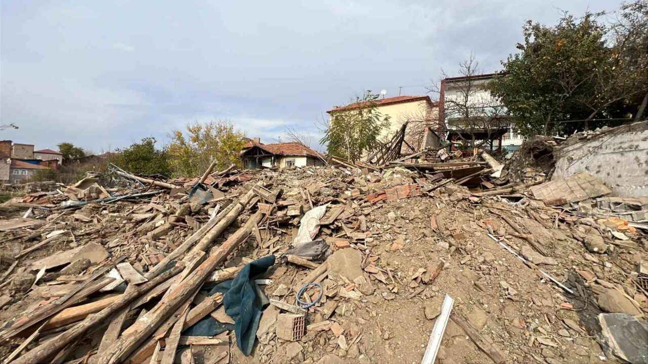 Çorum'un Sungurlu ilçesinde, Başpınar Mahallesi'ndeki iki katlı metruk bir ev