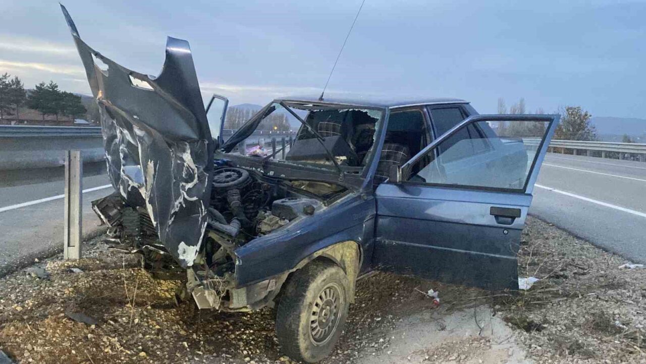 Çorum-Amasya karayolunda meydana gelen kazada Arap P.'nin kullandığı otomobil bariyerlere